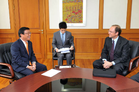 Young Ho Oh, presidente de la agencia para la promoción de la inversión y del comercio en Corea del Sur (KOTRA), y Javier Molina, presidente de Befesa, división de reciclaje de residuos industriales de Abengoa.
