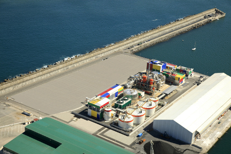 Imagen de las instalaciones de la planta de valorización de azufre, construida por Befesa, la división de reciclaje de residuos industriales de Abengoa, en el Puerto Autónomo de Bilbao.