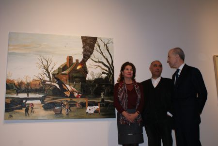 Felipe Benjumea, chairman of Abengoa and its Foundation, and Anabel Morillo León, director general of the Foundation, next to Oscar Seco, the winner of the Focus-Abengoa International Painting Prize.