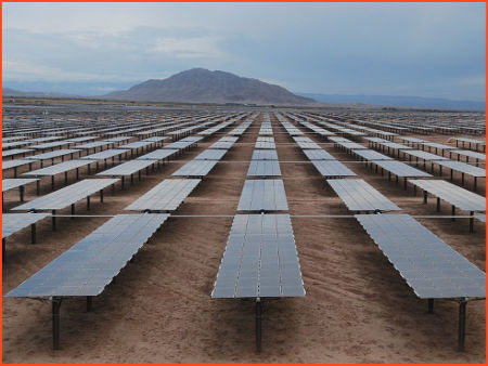 Vista panorámica de módulos en la planta fotovoltaica Mount Signal Solar, en Estados Unidos