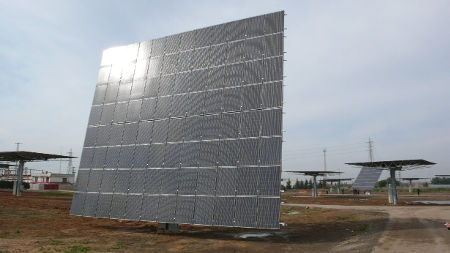 Paneles fotovoltaicos en la planta de Abengoa Copero PV, en Dos Hermanas (Sevilla)