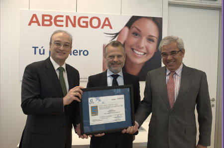 Álvaro Polo, Abengoa’s human resources manager, receives the EFQM European 500+ Seal of Excellence next to Ignacio Babé, general secretary of the Club for Management Excellence (right) and Avelino Brito (left), director general of Aenor.
