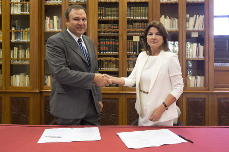The Focus-Abengoa Foundation and Loyola Andalucía University sign an agreement to offer internships in Abengoa for undergraduate and graduate students