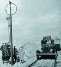 Imagen de la señalización mecánica de la red viaria que realizaba Abengoa en los años 50 para Renfe, como parte de su actividad en el área de transporte.