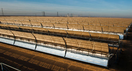 Parabolic trough collectors at Mojave Solar, Abengoa’s solar thermal plant in California with a gross capacity of 280 MW.