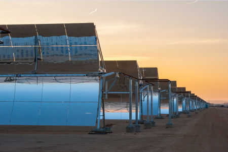Los colectores en Mojave Solar concentran la energía solar en tubos receptores que distribuyen el calor a la planta de energía central a través de un fluido de transferencia de calor.