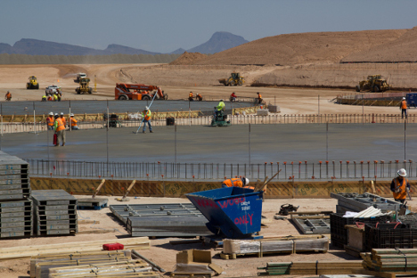 Construcción de los tanques de almacenamiento de energía térmica.