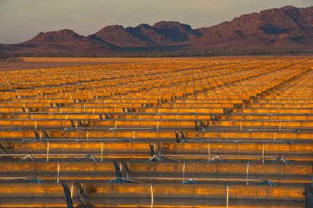 El campo solar de Solana contiene 808 lazos, de 4 colectores cilindroparabólicos cada uno.