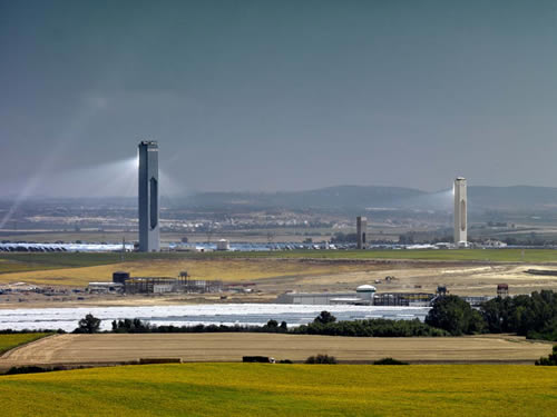 Dos primeras plantas de torre del mundo  en operación comercial y una planta de colectores cilindro-parabólicos de 50 megavatios